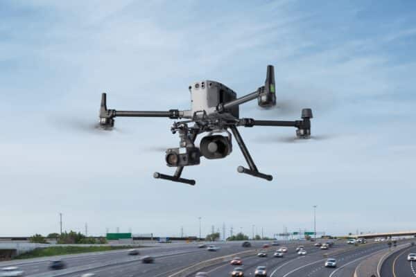 DJI Zenmuse V1 - DJI M350 in de lucht met twee payloads onderaan, een ervan is deze Zenmuse V1, de andere is de Zenmuse H30T