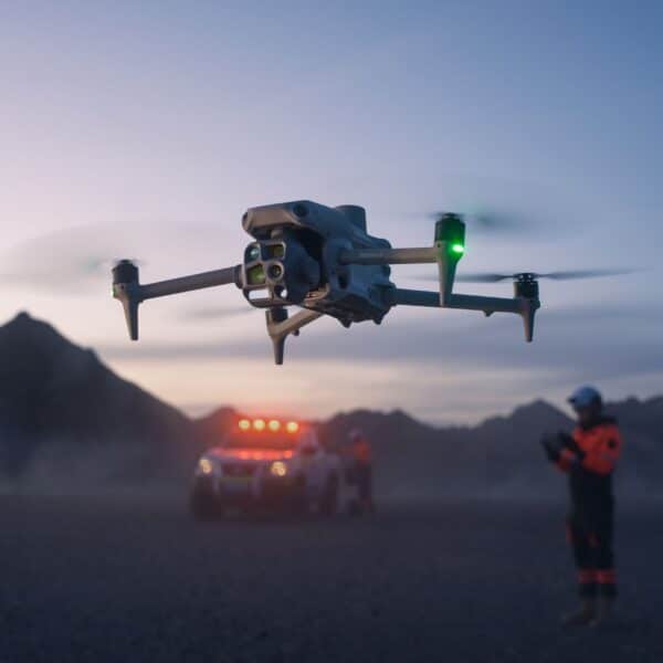 DJI Matrice 4T Plus in de lucht met avondschermering