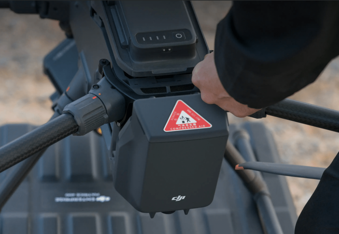 Ontdek de DJI AP100 Parachute voor de DJI Matrice 400. Verhoog de veiligheid, voldoe aan EASA C5/C6 vereisten en vlieg professioneler. Snelle montage.